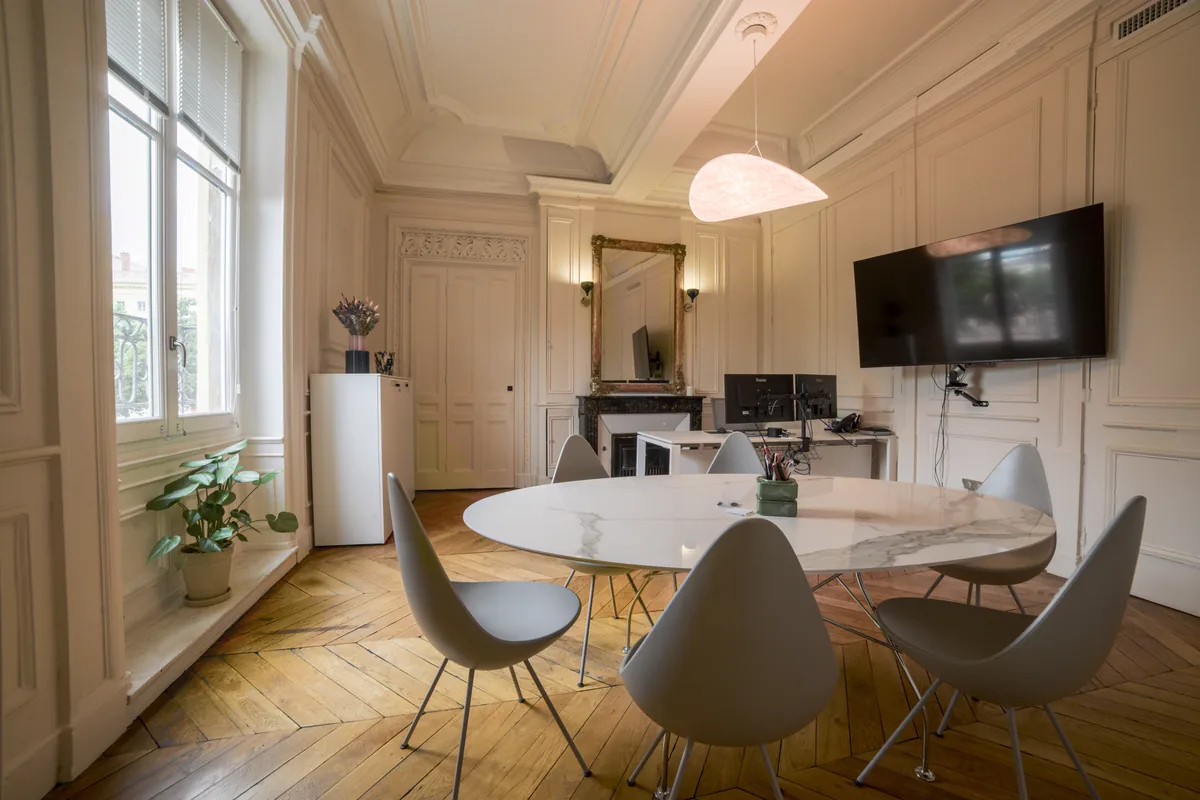Bureau de conseil de l'étude BCA Notaires à Lyon, table ronde et écran de présentation