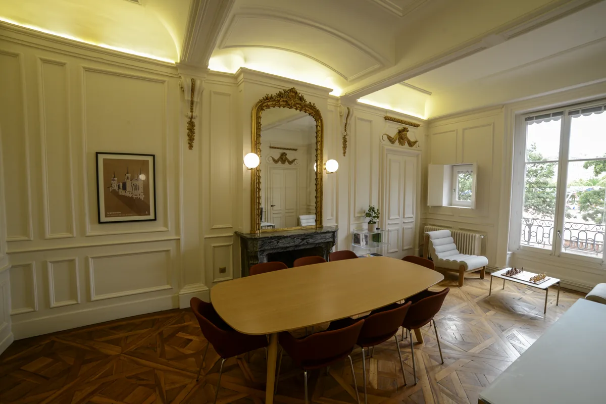 Salle de réunion de l'étude BCA Notaires à Lyon, parquet de Versailles et boiseries